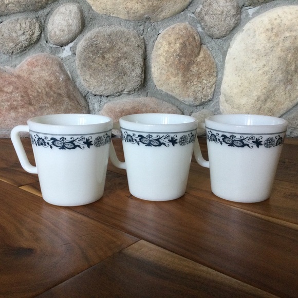 Vintage Pyrex Old Town Blue Onion Cups Set of 3 - Picture 1 of 7